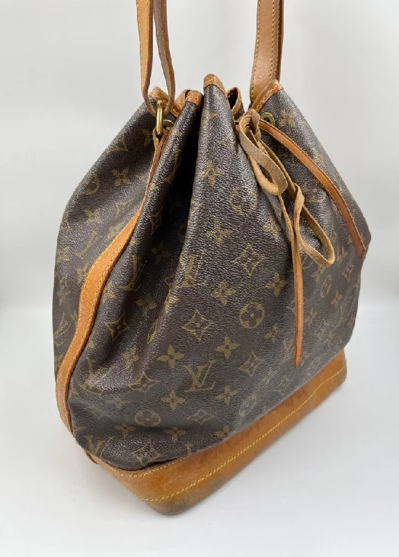 Ladies Louis Vuitton handbags with a detachable coin purse insideLouis Vuitton Noé Bag