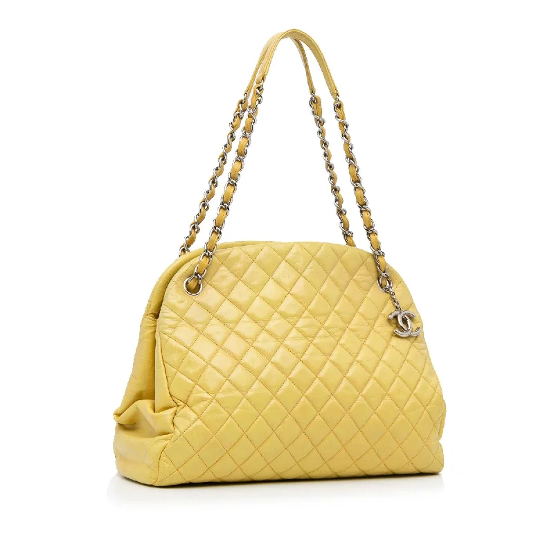 Chanel bags for women who appreciate fine craftsmanshipChanel Mademoiselle Bowling Bag (fgeH0o)